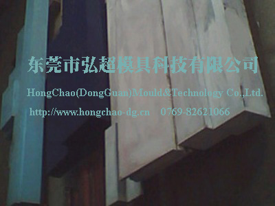 选用5CrNiMnSiMoWV钢制造推杆筒下料模